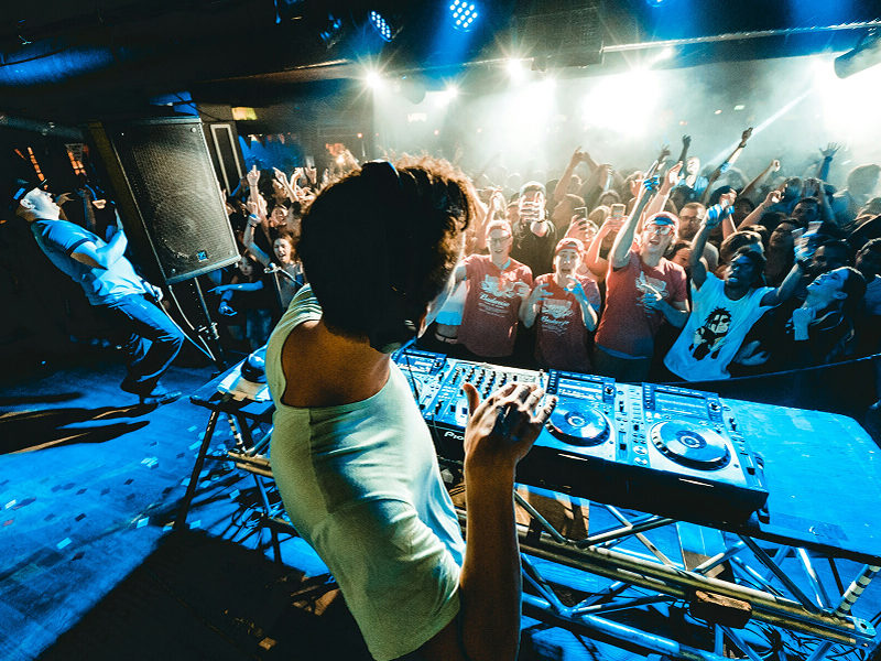 Live Music vs DJ Nights – What to Expect